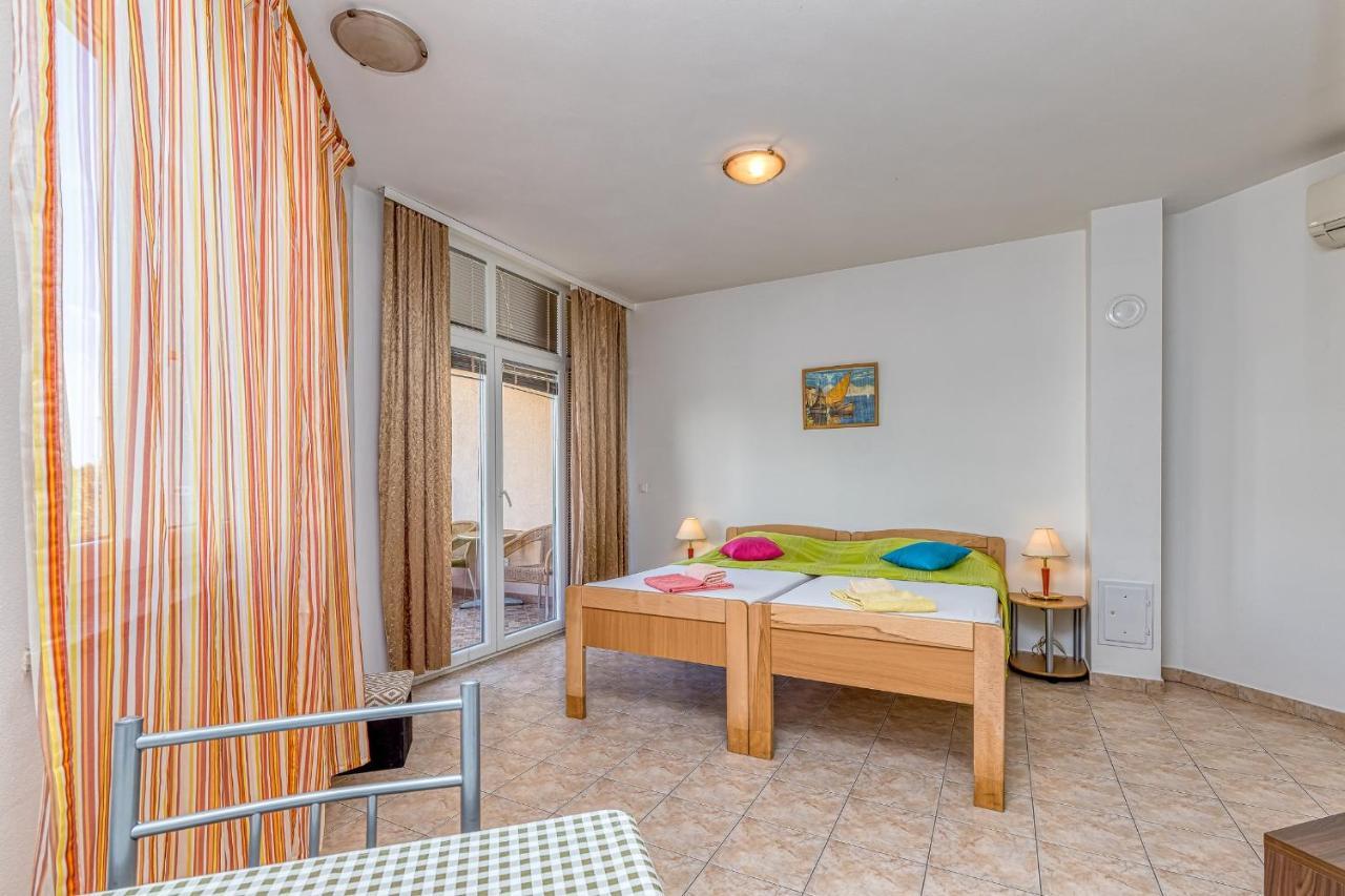 Sunrise Apartments Ровінь Екстер'єр фото