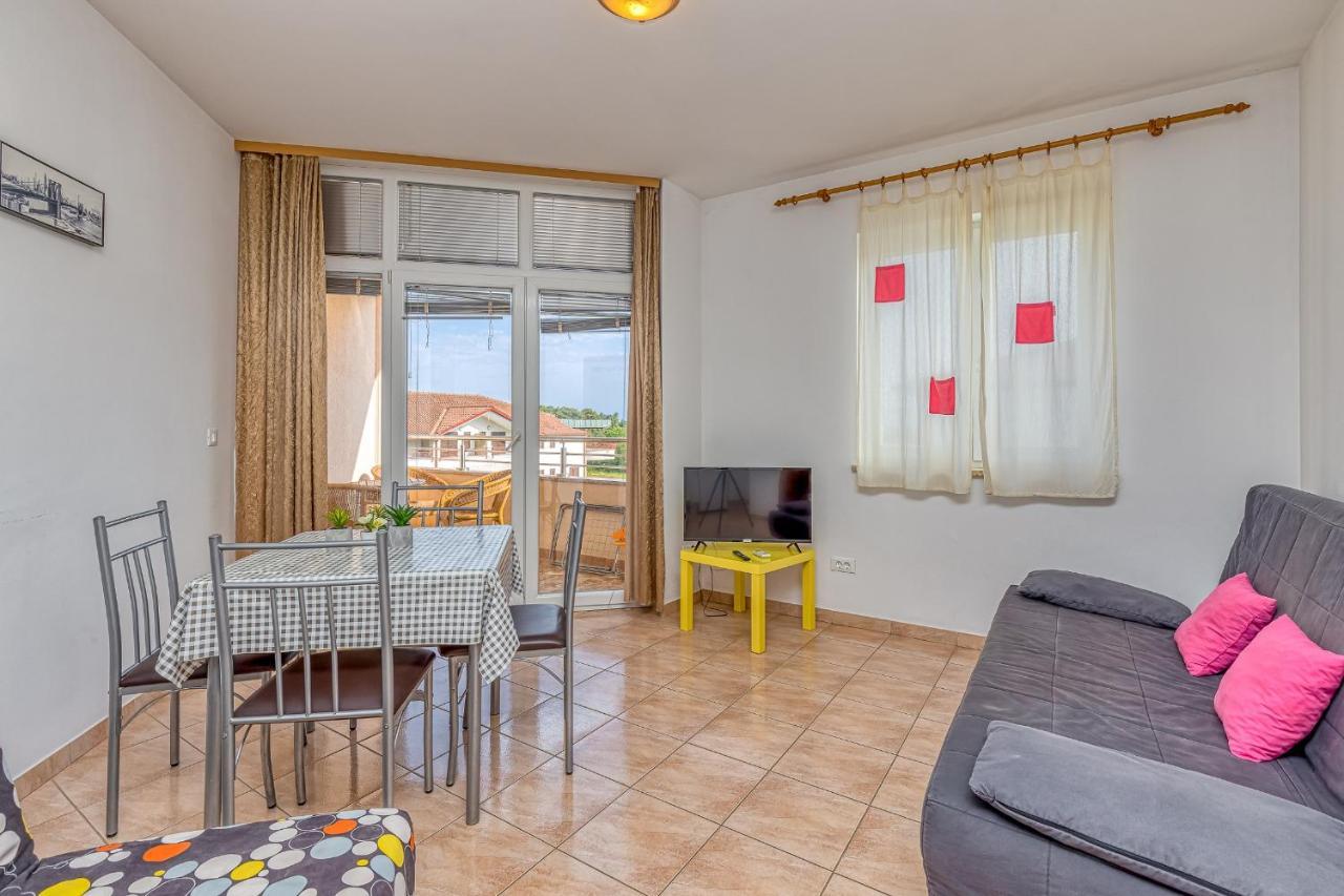 Sunrise Apartments Ровінь Екстер'єр фото