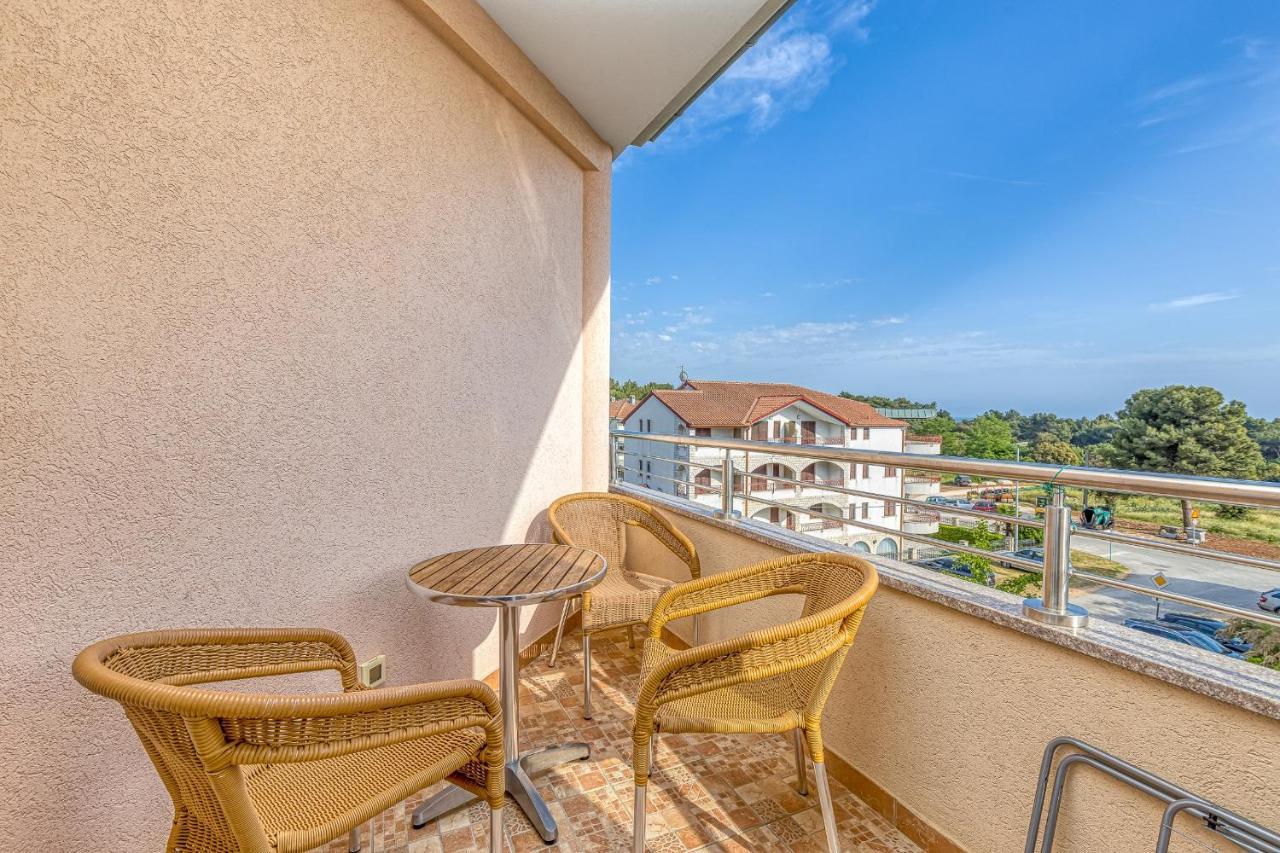 Sunrise Apartments Ровінь Екстер'єр фото