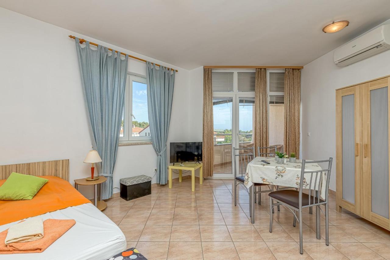 Sunrise Apartments Ровінь Екстер'єр фото