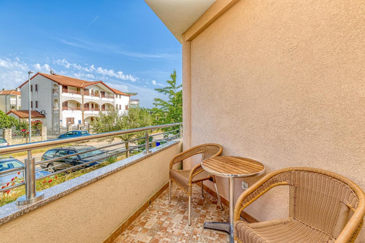 Sunrise Apartments Ровінь Екстер'єр фото