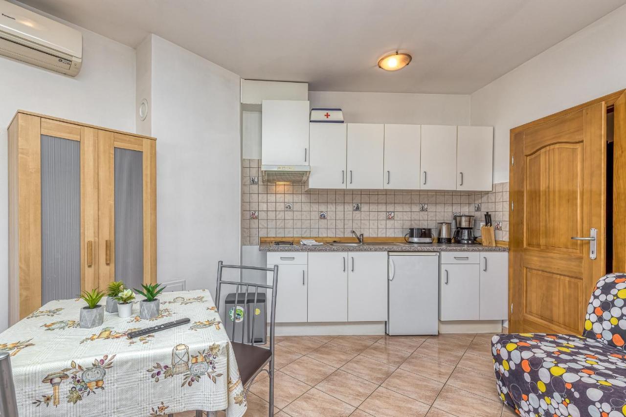 Sunrise Apartments Ровінь Екстер'єр фото