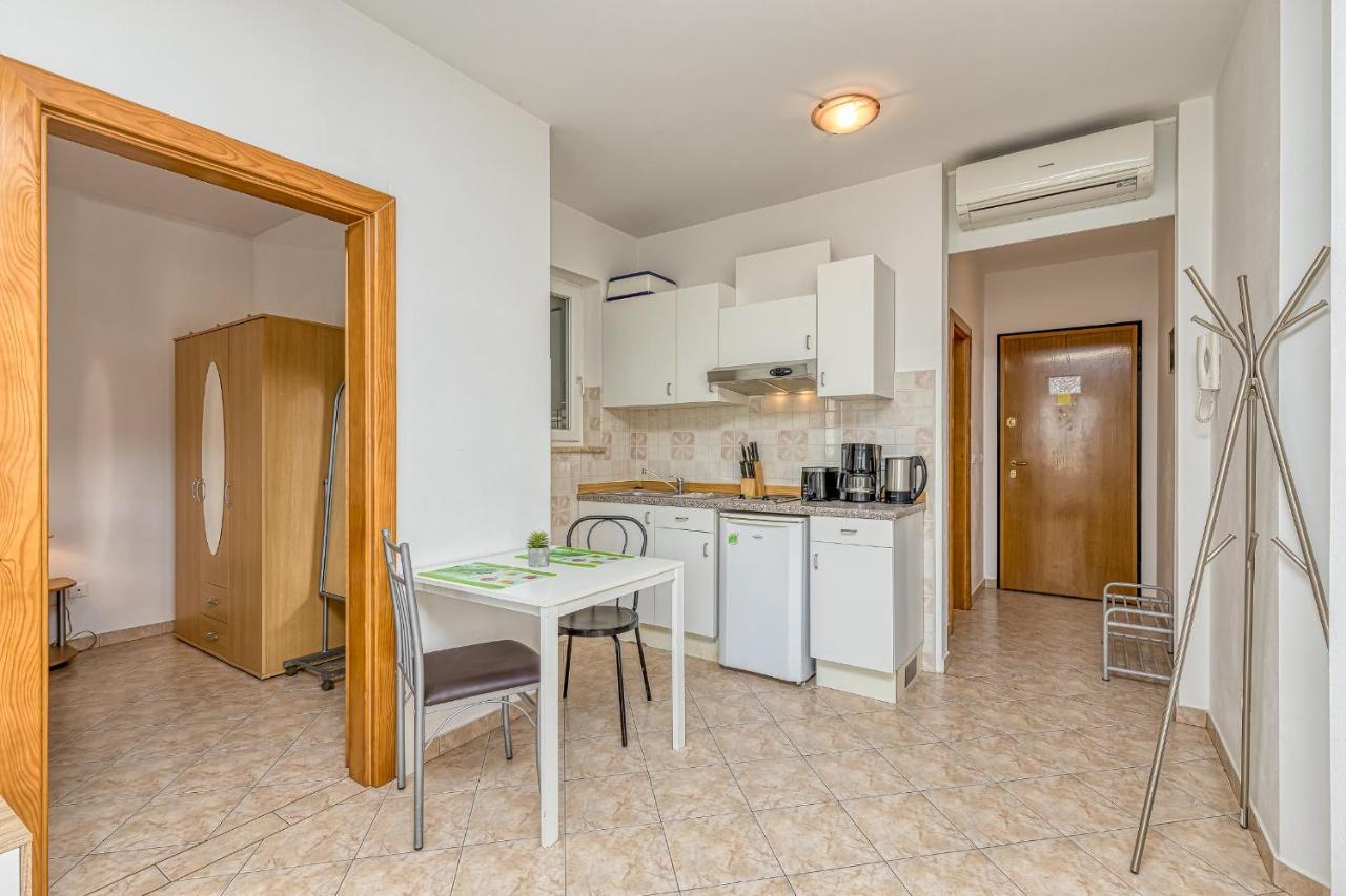 Sunrise Apartments Ровінь Екстер'єр фото
